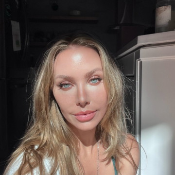 xnicoleanistonx OnlyFans selfie by Nicole Aniston