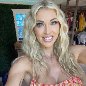 hollyhotwifevip OnlyFans selfie by Holly Hotwife