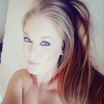 lasvegashotwife OnlyFans selfie by Las Vegas Hot