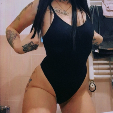georgiana12345 OnlyFans selfie by Georgiana